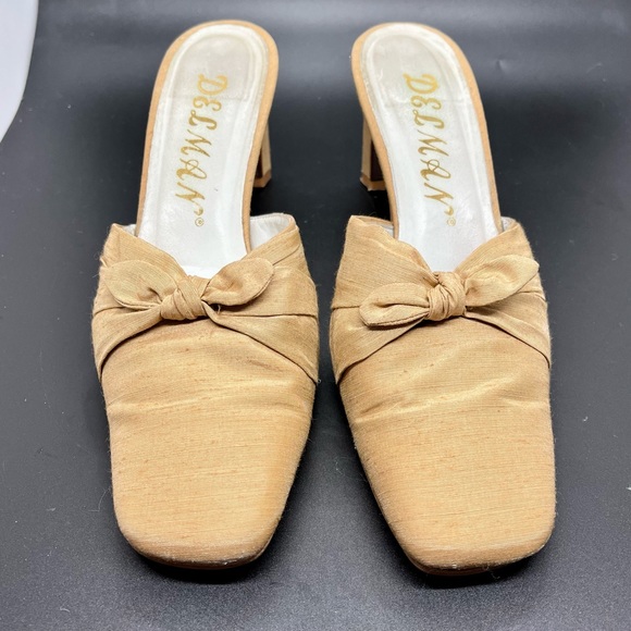 Vintage Women’s Delman Shoes Mules Slip On Heels Tan Fabric Bows 3”Heels Size 7M - Picture 2 of 9